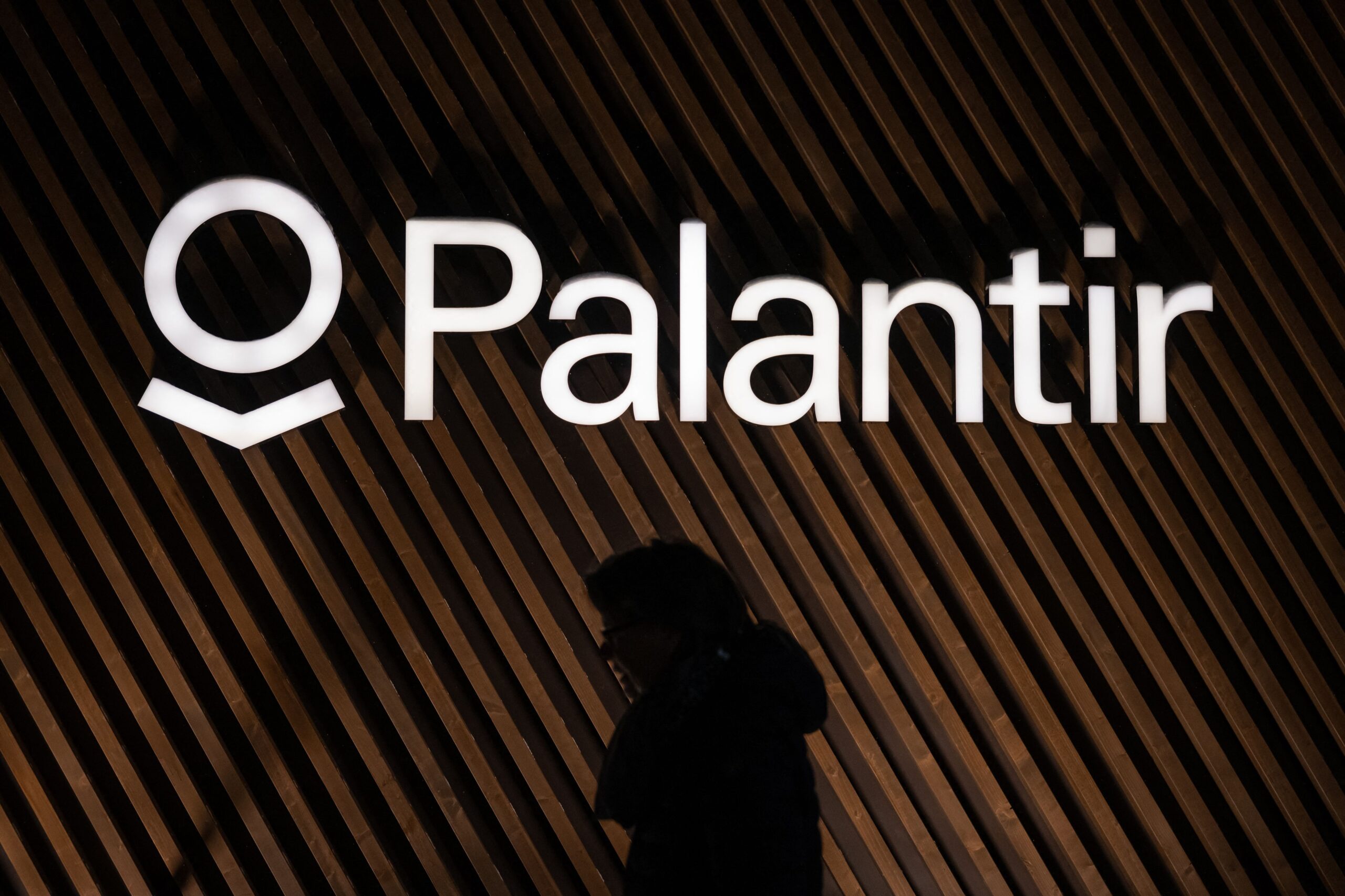 Palantir's Artificial Intelligence (AI) platform soars.  Is this stock's secret weapon?  |  The motley fool